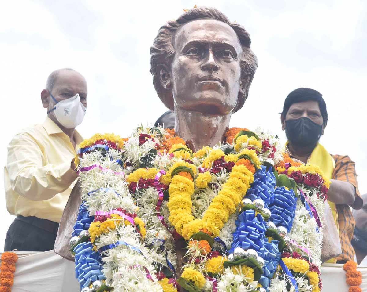 RPI Leader & MOS Ramdas Athawale Paying Floral Tribute to Lokshahir Annabhau Sathe to his Statue at Chembur.