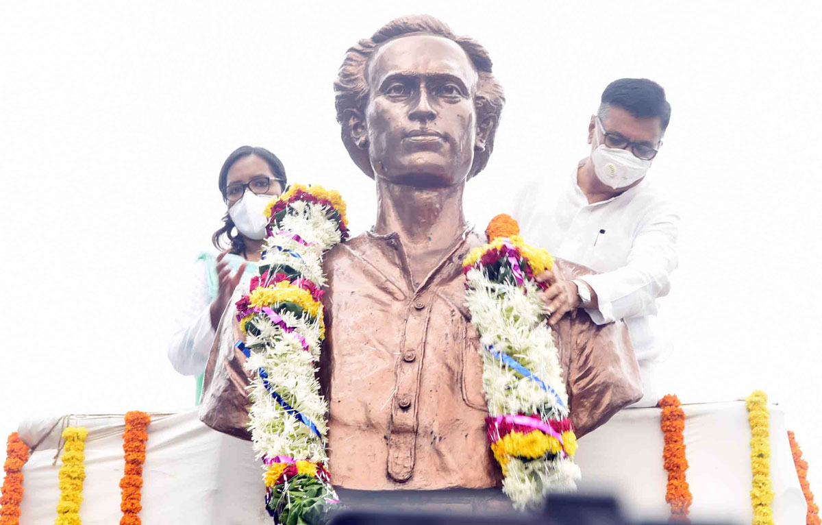 Congress Party Leaders  Paying Floral Tribute to Lokshahir Annabhau Sathe to his Statue at Chembur.