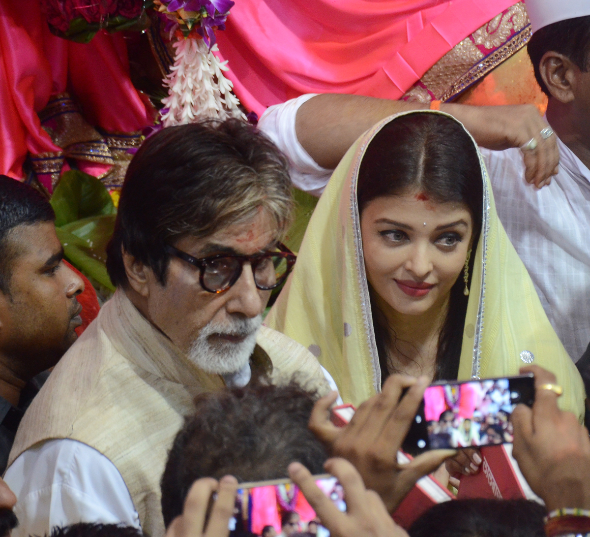Super Star Amitabh Bachchan & Ashwarya Rai Bachchan For "Lal Baugh Raja" Ganpati Darshan.