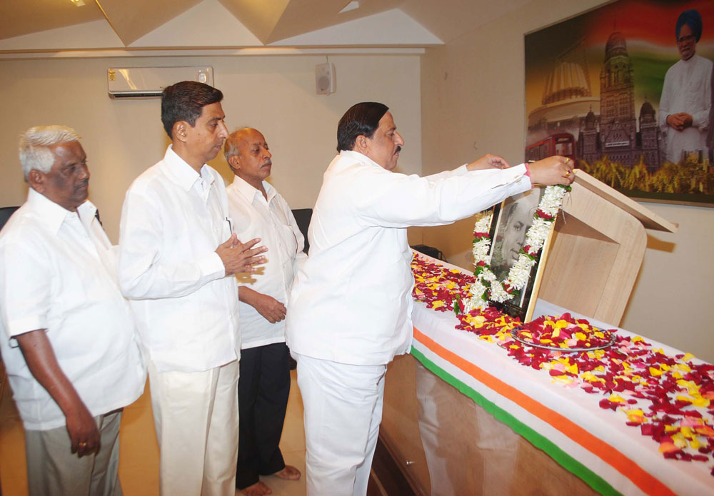 EX.CHIEF MINISTER OF MAHARASHTRA  LATE.YASHWANTRAO CHAVAN ON HIS DEATH ANNIVERSARY