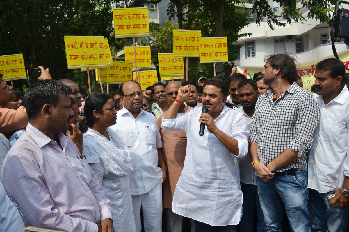 Mumbai Congress Hawkers Morcha at Juhu Police Station.