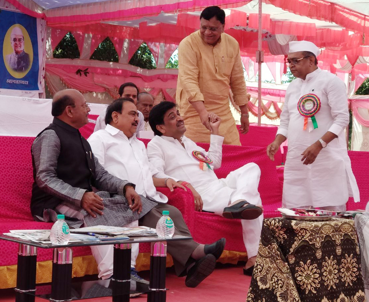 MPCC President Ashokrao Chavan & BJP Leader Eknathrao Khadse at Jalgaon.
