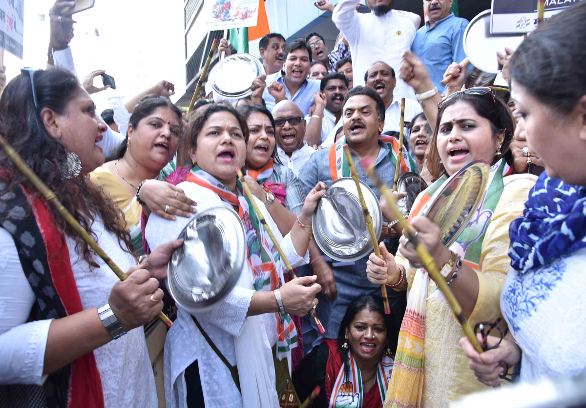 MRCC President Sanjay Nirupam with Team at Churchgate Station Protest against BJP Govt.