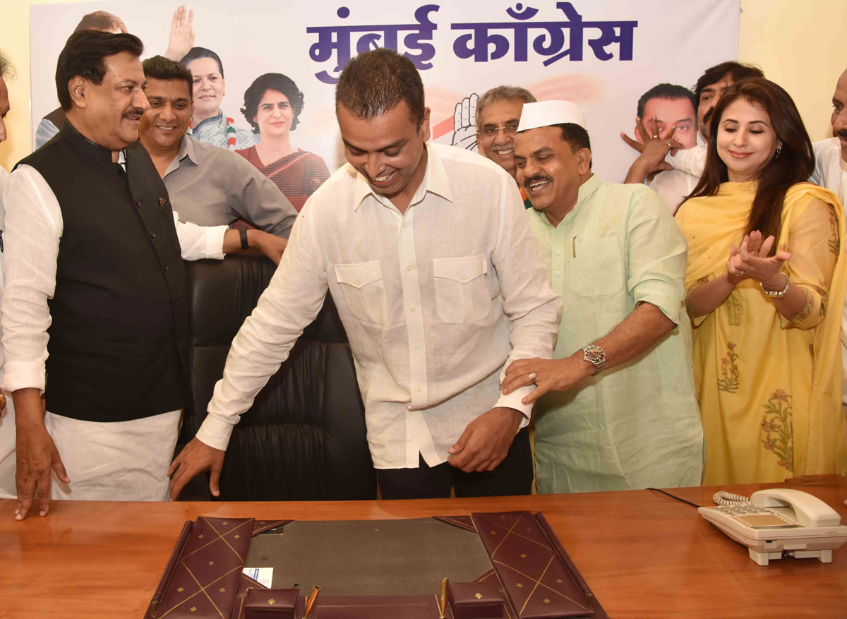 Mumbai Regional Congress Committee Newly Appointeed President Milind Deora Taking Charge from Former MRCC President Sanjay Nirupam at Mumbai Rajiv Gandhi Bhavan.