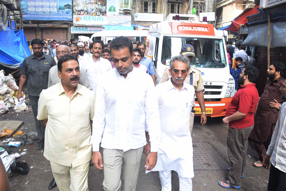 #DongriBuildingCollapse:South Mumbai Congress Leader Milind Deora with Team visited the spot .