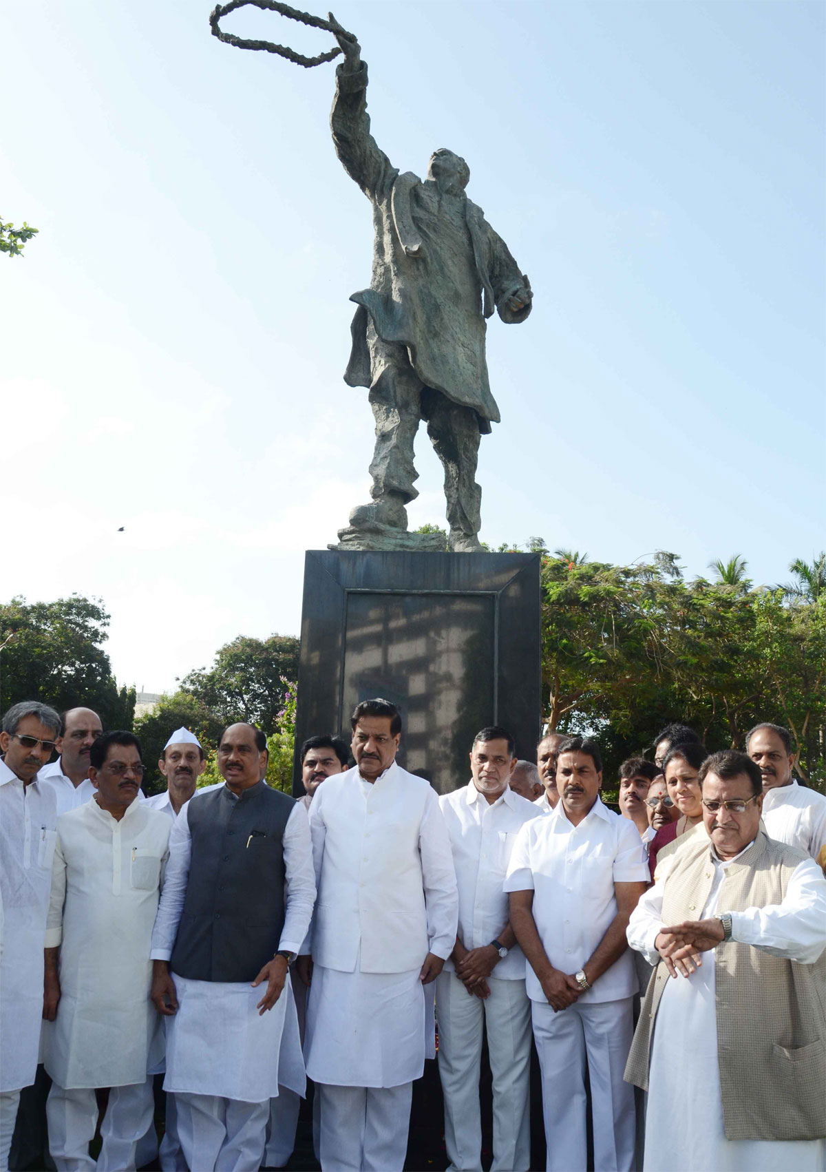 CHIEF MINISTER PRITHVIRAJ CHAVAN & MPCC PRESIDENT MANIKRAO THAKRE PAYING TRIBUTE TO LATE PRIME MINISTER RAJIV GANDHI ON HIS DEATH ANNIVERSARY AT COOPERAGE MAIDAN.