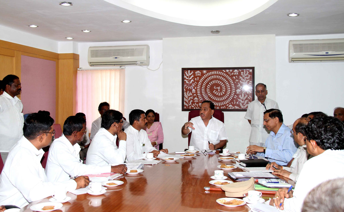 FISHERMAN'S MEETS MINISTER NARAYANRAO RANE AT MANTRALAYA .