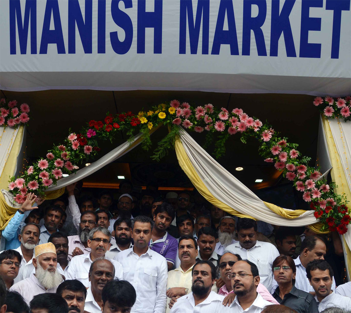 UNION MINISTER OF STATE MILIND DEORA INAUGURATED MANISH MARKET IN MUMBAI.