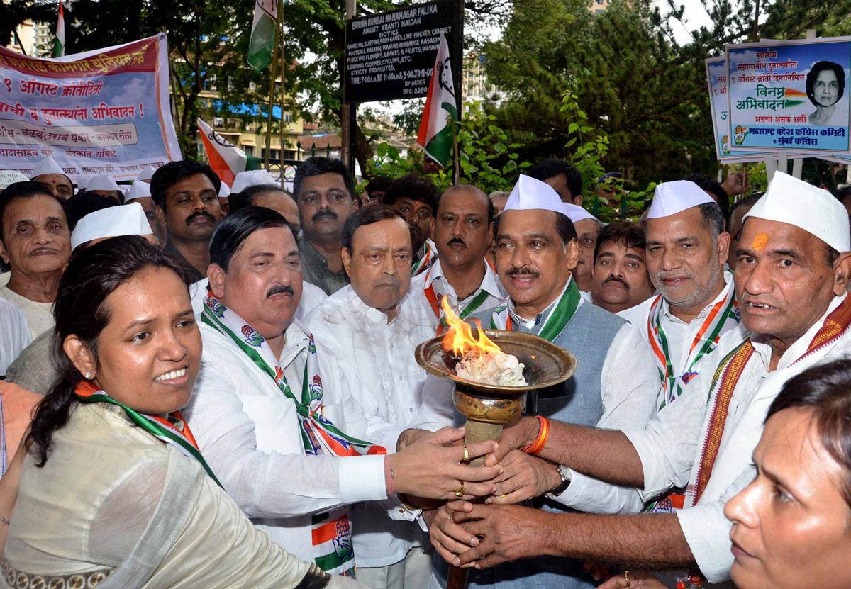 CONGRESS LEADER'S PAYING TRIBUTE TO "KRANTI STAMBHA" ON THE OCCASION "KRANTI DIN" AT GOWALIA TANK MAIDAN IN MUMBAI.