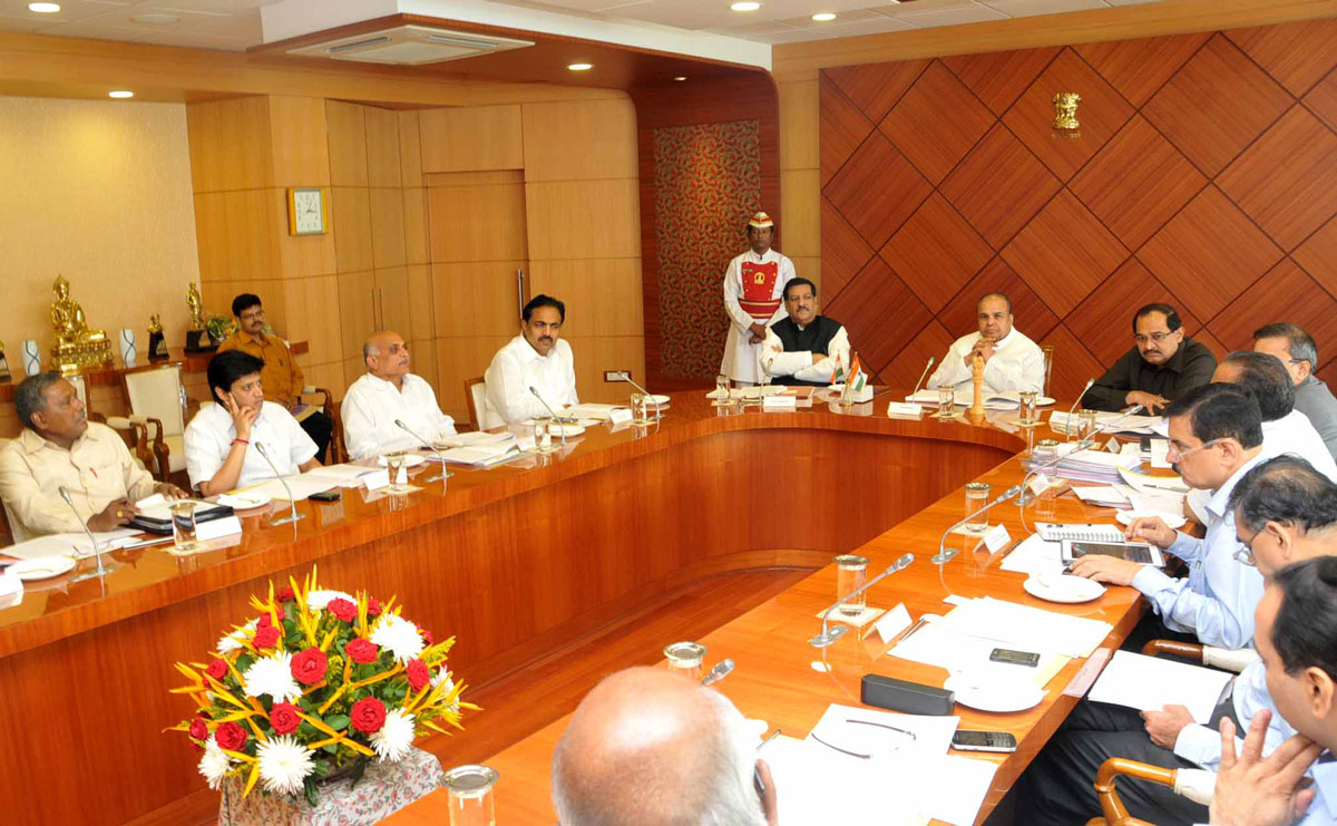 GOVERNOR OF MAHARASHTRA K.SANKARNAYARANAN,CHIEF MINSITER PRITHVIRAJ CHAVAN AT RAJ BHAVAN MUMBAI.
