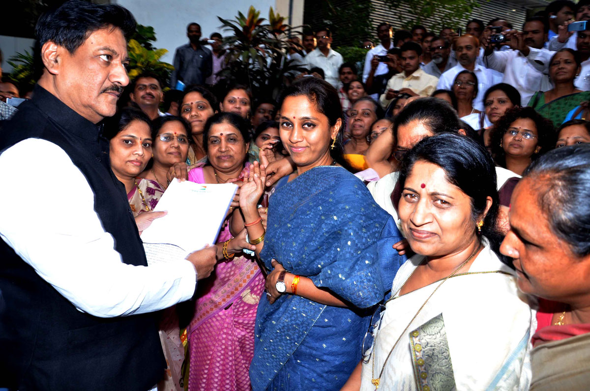 MP.SUPRIYA SULE WITH DELAGATES MEETS CHIEF MINISTER PRITHVIRAJ CHAVAN AT Y.B.CHAVAN.