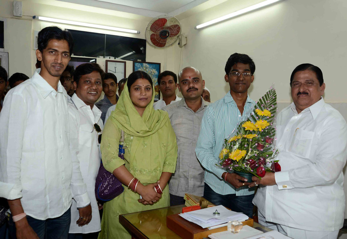 NEWLY ELECTED NSUI SOUTH MUMBAI DIST.PRESIDENT DEEPAK KANOJIA MEETS BYCULLA ASSEMBLY MLA MADHU CHAVAN.