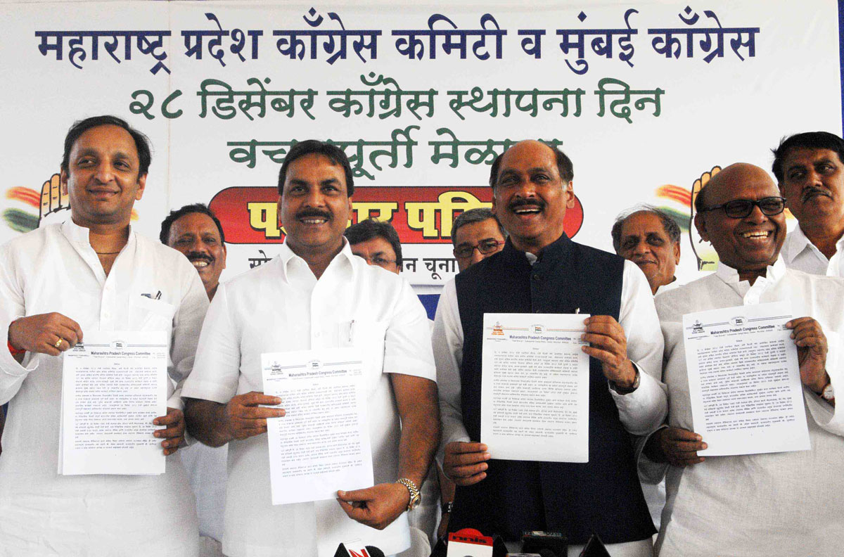 MPCC PRESIDENT MANIKRAO THAKRE, MINISTER ARIF NASIM KHAN & M.P.EKNATH GAIKAWAD IN CONGRESS FOUNDATION DAY PRESS CONFRENCE AT SOMAYA GROUND SION.