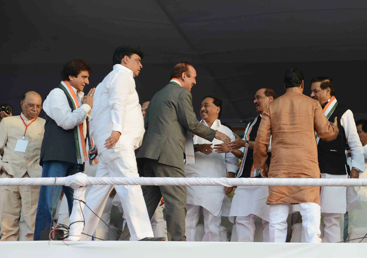 CHIEF MINSITER PRITHVIRAJ CHAVAN & ALL CONGRESS LEADER'S IN CONGRESS VACHANPURTI MELAWA ON 127th YEAR'S CONGRESS FOUNDATION DAY CELEBRATION AT SOMAIYA GROUND.
