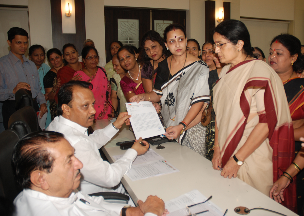 NCP MAHILA TEAM DELEGATION MEETS TO DY.CHIEF MINISTER AJITDADA PAWAR & NCP STATE PRESIDENT MADHUKARRAO PICHAD AT NCP BHAVAN.