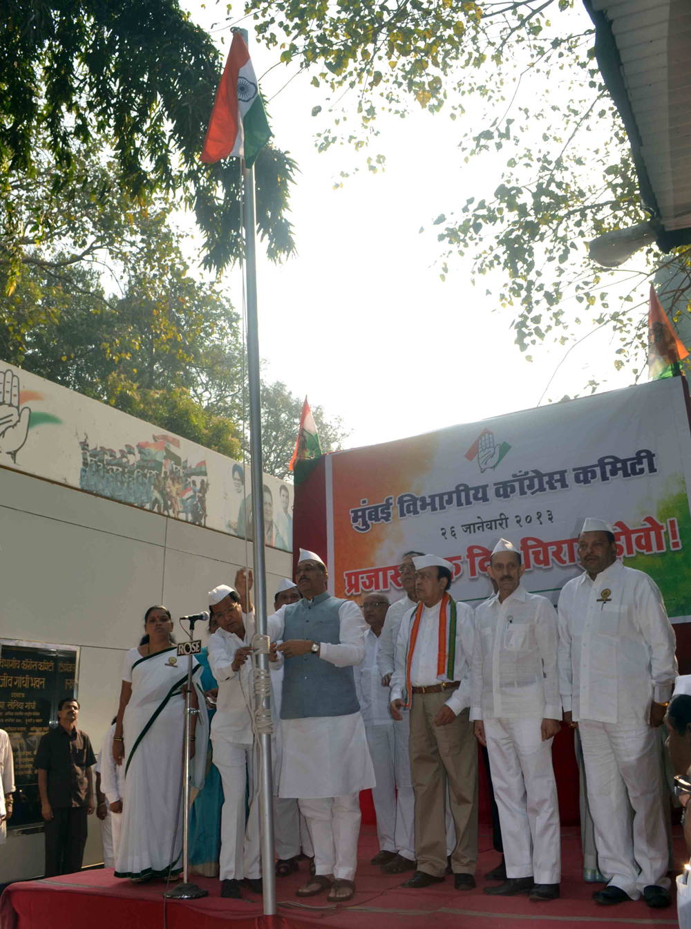 MPCC PRESIDENT MANIKRAO THAKARE & EX.UNION MINISTER & MP.MURLI DEORA ON 63RD REPUBLIC DAY AT MUMBAT CONGRESS RAJIV GANDHI BHAVAN.