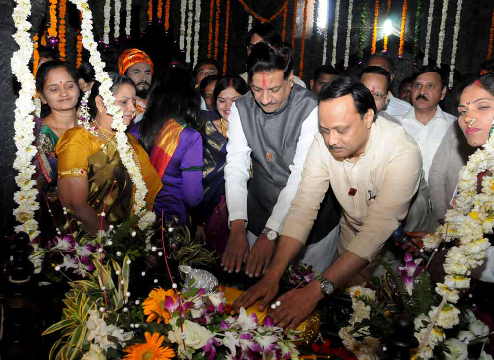 CHIEF MINISTER PRITHVIRAJ CHAVAN & DY.CHIEF MINISTER AJIT PAWAR AT SHIVNERI FORT OWING TRIBUTE TO CHHATRAPATI SHIVAJI MAHARAJ ON 383rd SHIVJAYANTI.