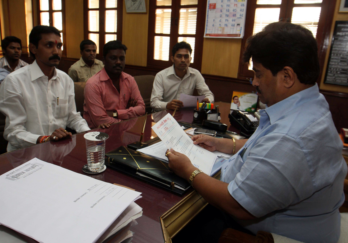 MANOJ SOLANKI SAFAI KARMACHARI SEVASANGH PRESIDENT MEETS OPPOSITION LEADER GYANRAJ NIKAM.