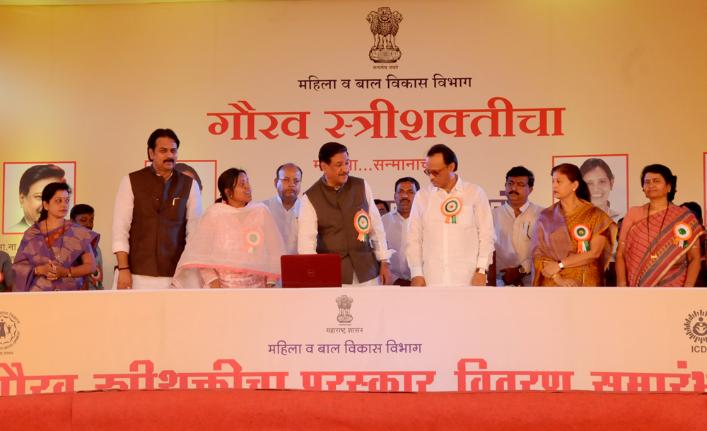 ON "WOMENS DAY" CHIEF MINISTER PRITHVIRAJ CHAVAN,DY.CHIEF MINISTER AJIT PAWAR & MINISTER VARSHATAI GAIKWAD ( MAHILA & BAL VIKAS ) AT PUNE BALEWADI.