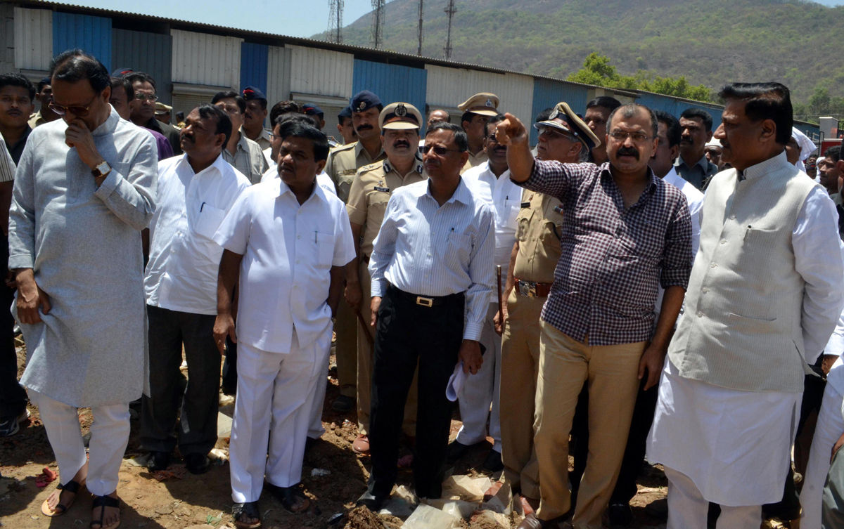 CHIEF MINISTER PRITHVIRAJ CHAVAN,DY.CHIEF MINISTER AJIT PAWAR & HOME MINISTER R.R.PATIL ON THE SPOT OF ACCIDENT AT MUMBRA SHILPHATA.