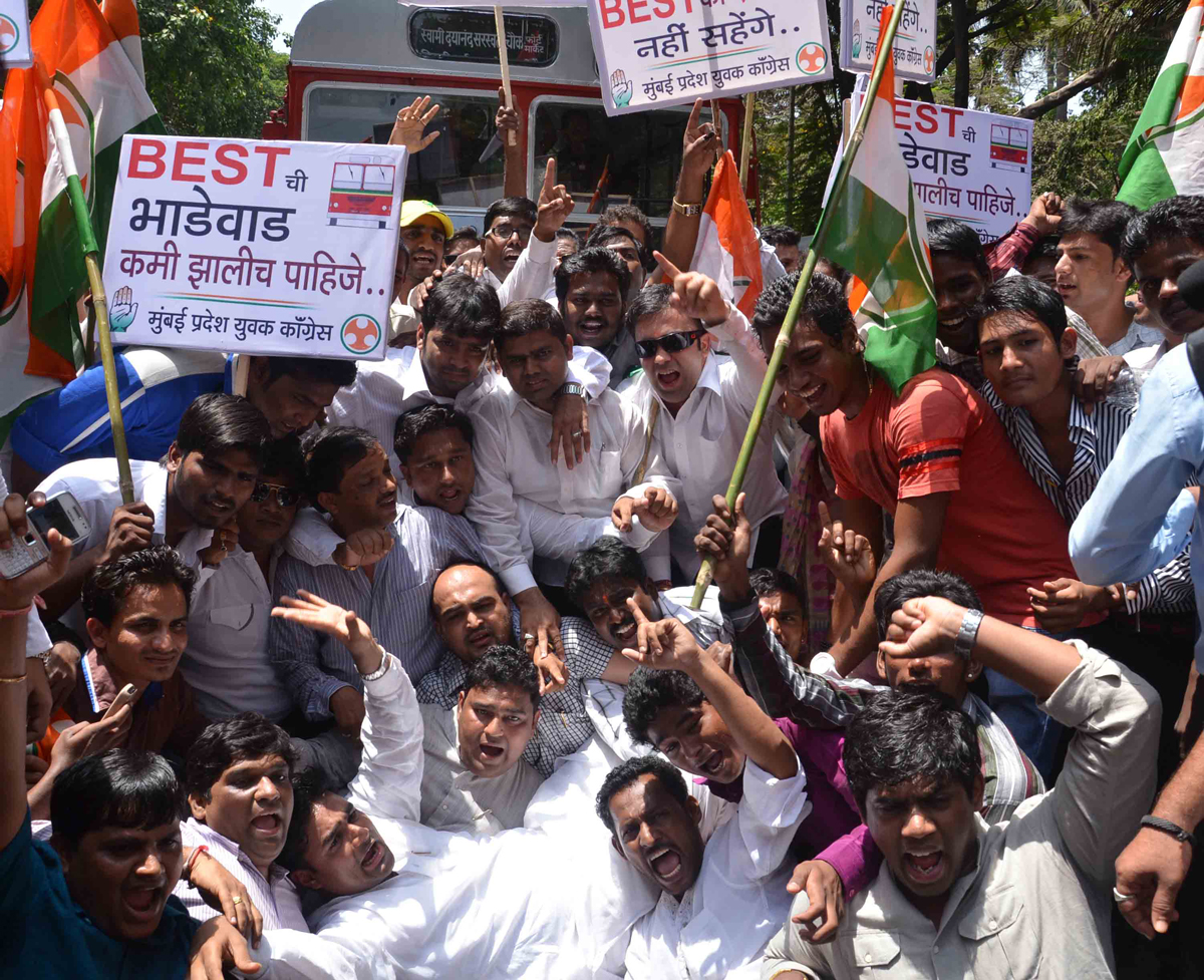 MUMBAI YOUTH CONGRESS PROTEST AGAINST BEST FARE & ELECTRICITY BILL RATE HIKES AT AZAD MAIDAN.