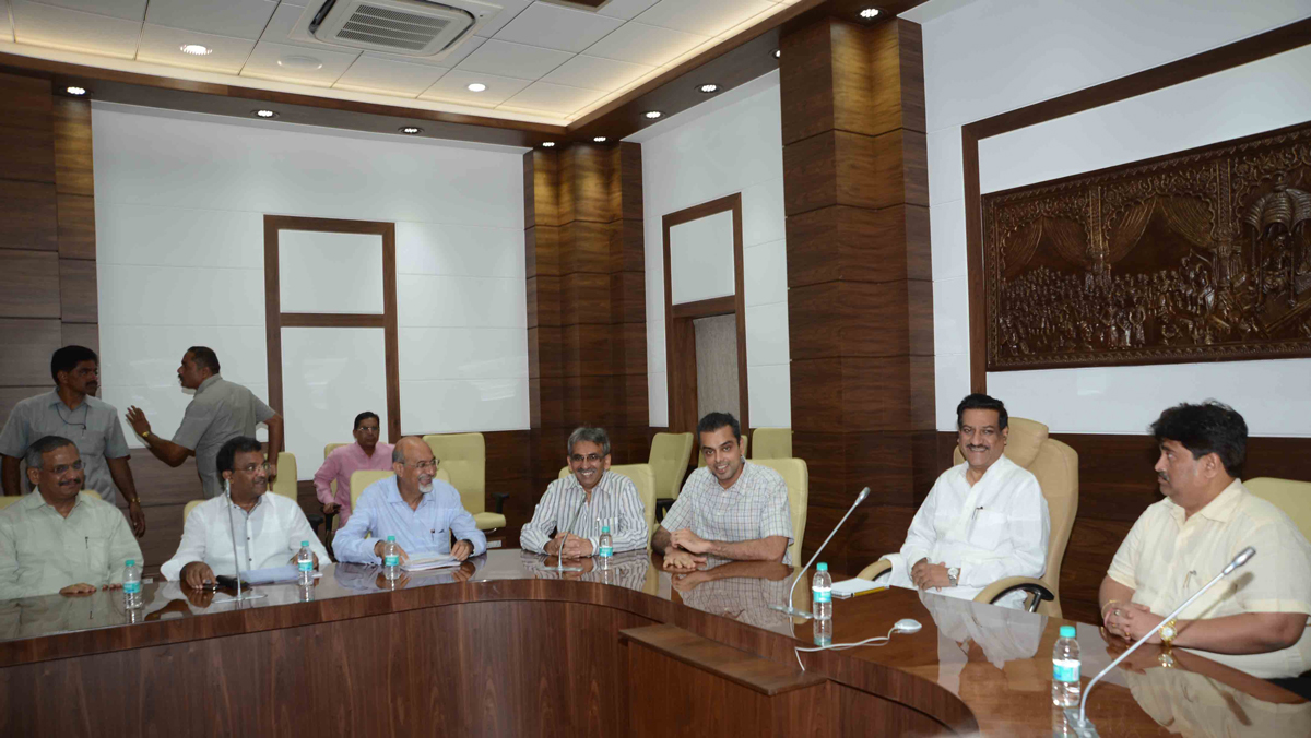 UNION MINISTER OF STATE MILIND DEORA LED A DELEGATION OF TRADERS AGAINST LBT TO MEET CHIEF MINISTER PRITHVIRAJ CHAVAN AT VARSHA BUNGLOW.