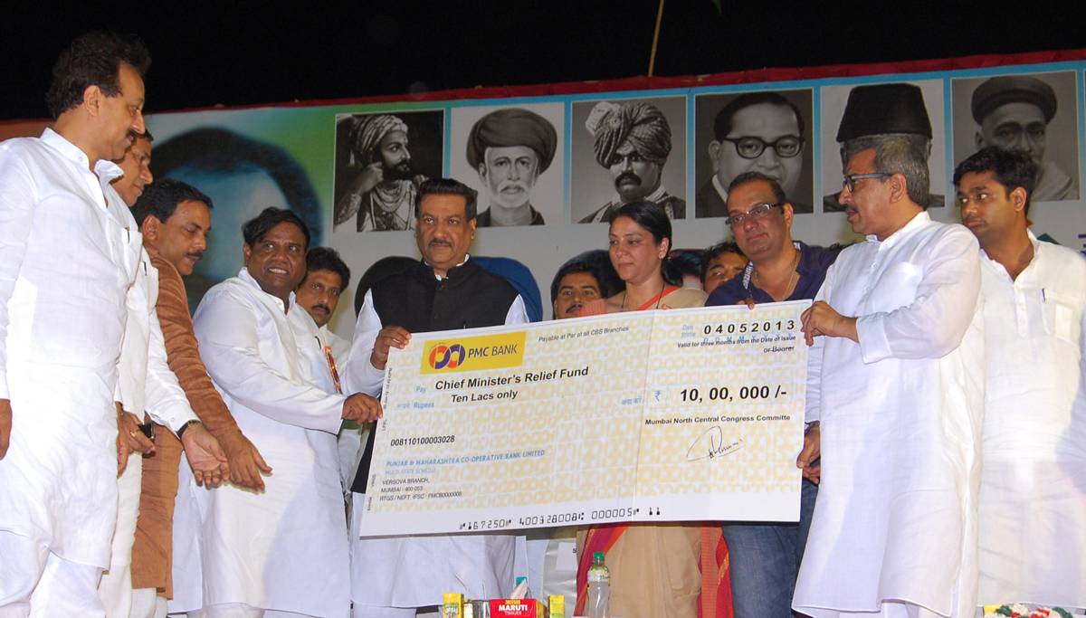 CHIEF MINISTER PRITHVIRAJ CHAVAN,MUMBAI CONGRESS PRESIDENT JANARDHAN CHANDURKAR DURING MUMBAI DISTRICT CONGRESS COMMITTEE WORKERS SAMMELAN AT BANDRA.