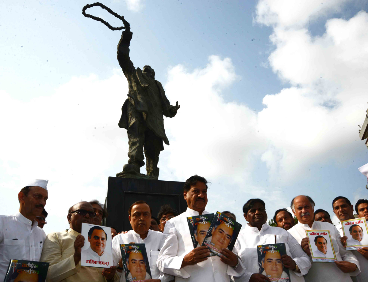 MUMBAI CONGRESS PAYING TRIBUTE TO LATE PRIME MINISTER RAJIV GANDHI ON HIS DEATH ANNIVERSARY AT COOPERAGE MAIDAN.
