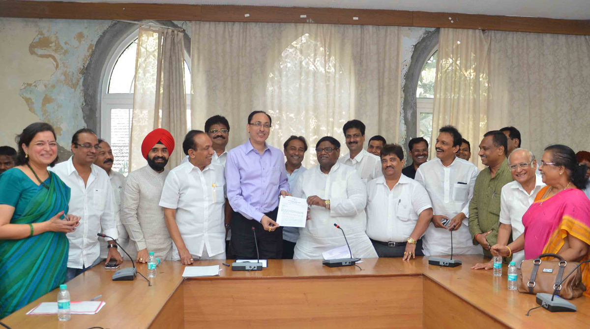 MUMBAI CONGRESS PRESIDENT PROF.JANARDAN CHANDURKAR WITH DELEGATION MEETS BMC COMMISSIONER SITARAM KUNTE AT BMC HEAD OFFICE AZAD MAIDAN.