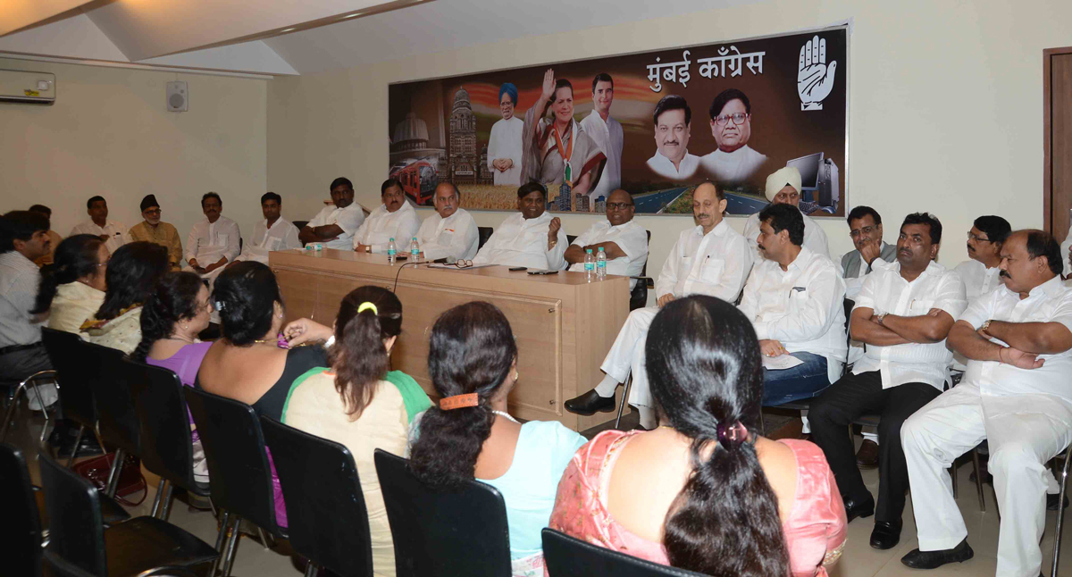 MUMBAI CONGRESS PRESIDENT PROF.JANARDAN CHANDURKAR & AICC GEN.SEC.& M.P. GURUDAS KAMAT IN EXECUTIVE MEETING AT RAJIV GANDHI BHAVAN AZAD MAIDAN.