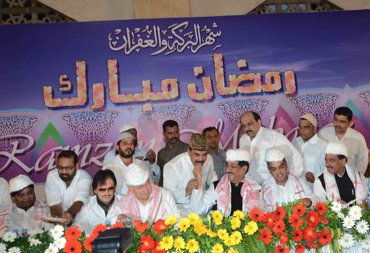 CHIEF MINISTER PRITHVIRAJ CHAVAN,HOME MINISTER SUSHILKUMAR SHINDE & UNION MINISTER MILIND DEORA IN RAMZAN ROZA-E-IFTAR PARTY AT HAJ HOUSE CST.