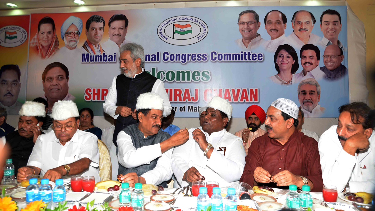 CHIEF MINISTER PRITHVIRAJ CHAVAN IN RAMZAN ROZA-E-IFTAR PARTY ORGANIZED BY MRCC AT ISLAM GYMKHANA MUMBAI