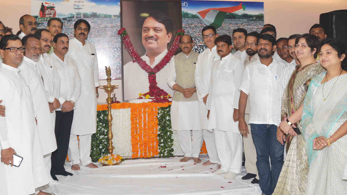 TRIBUTE TO LATE EX.CHIEF MINISTER & EX UNION MINISTER VILASRAO DESHMUKH ON HIS IST DEATH ANNIVESARY BY MPCC AT GANDHI BHAVAN IN MUMBAI.