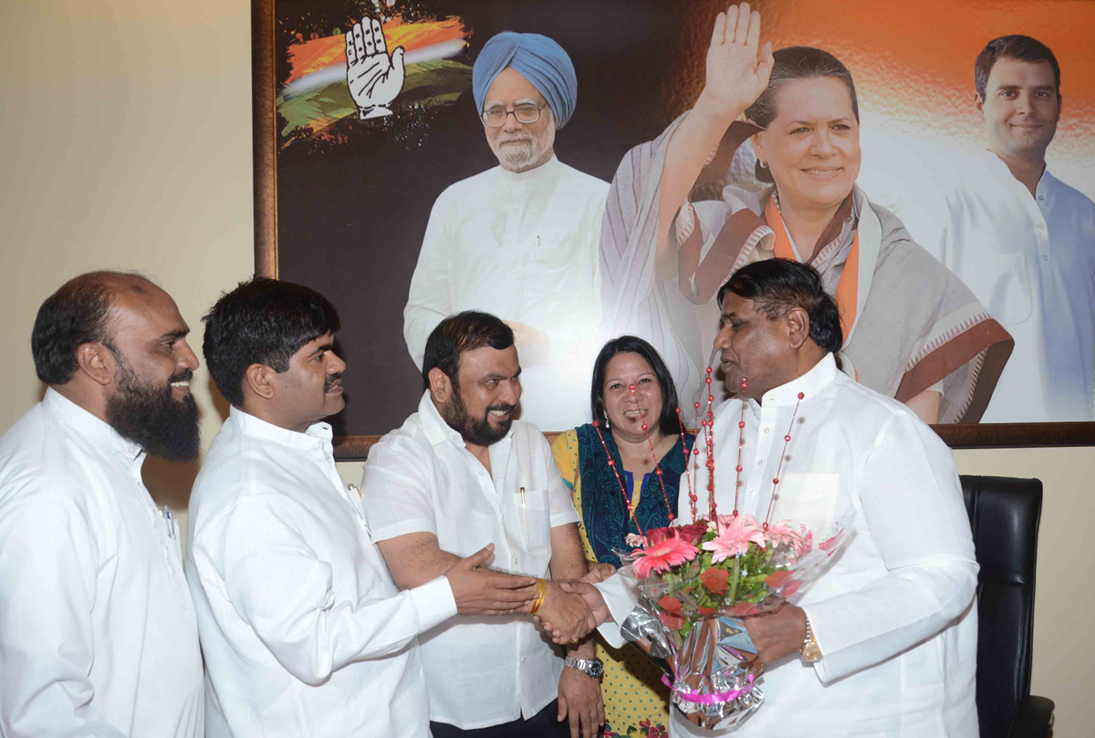 ON TEACHER'S DAY MUMBAI CONGRESS PRESIDENT PROF.JANARDAN CHANDURKAR AT RAJIV GANDHI BHAVAN.