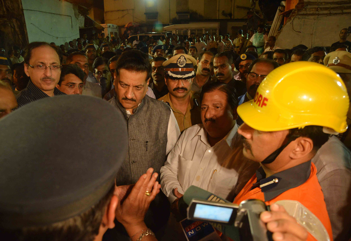 CHIEF MINISTER PRITHVIRAJ CHAVAN VISIT AT THE SPOT WERE BUILDING COLLAPSED AT DOCKYARD.