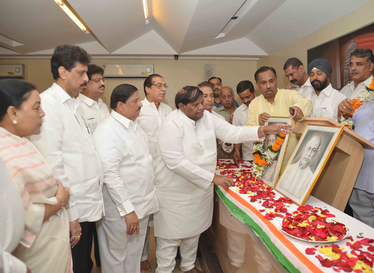 MUMBAI CONGRESS PAYING TRIBUTE ON DEATH ANNIVERSARY OF EX. PRIME MINISTER LATE SMT.INDIRA GANDHI & BIRTH ANNIVERSARY OF GREAT LEADER LATE.VALLABHAI PATEL AT RAJIV GANDHI BHAVAN AZAD MAIDAN.