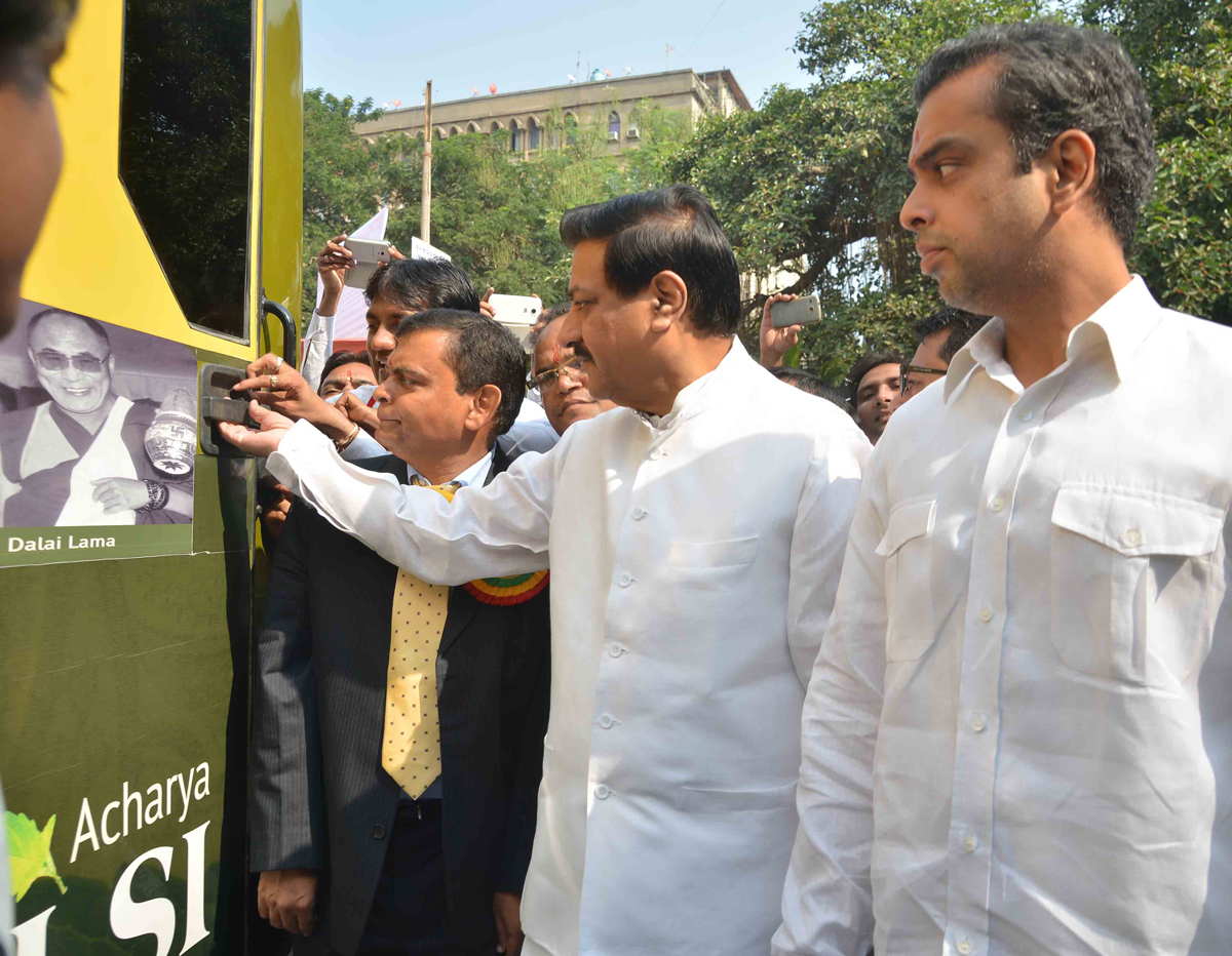 CHIEF MINISTER PRITHVIRAJ CHAVAN & UNION MINISTER OF STATE MILIND DEORA AT AZAD MAIDAN.