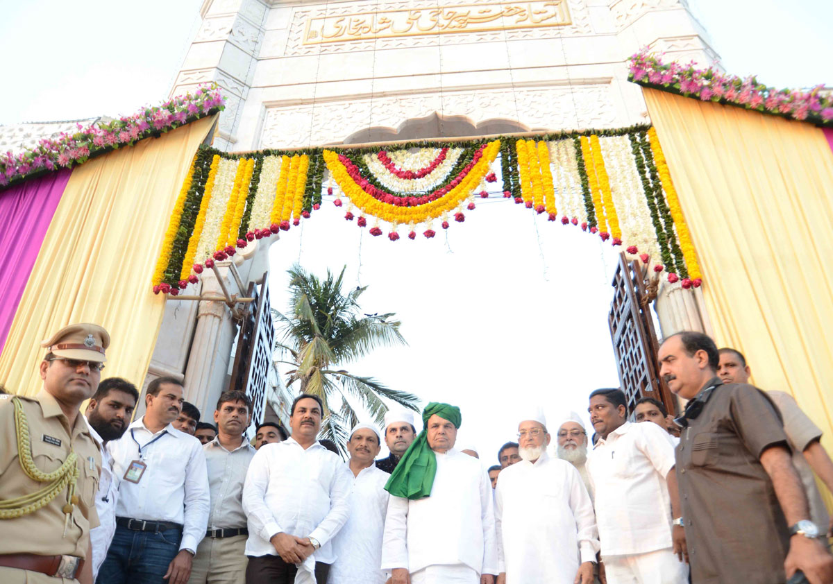 The Governor of Maharashtra K. Sankaranarayanan with Minister Mohd.Arif Nasim Khan visited the Haji Ali Dargah in Mumbai on the occasion of the Annual Urs of Hazrat Sayed Makhdoom Ashraf Jehangir.