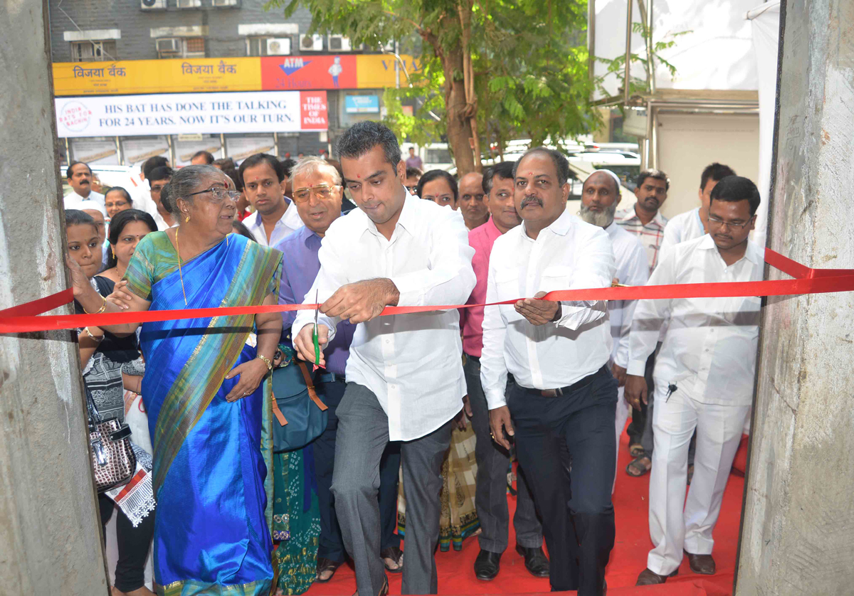 MINISTER OF STATE FOR COMMUNICATIONS, IT & SHIPPING (MP),MILIND DEORA AT MINT ROAD CST MUMBAI.