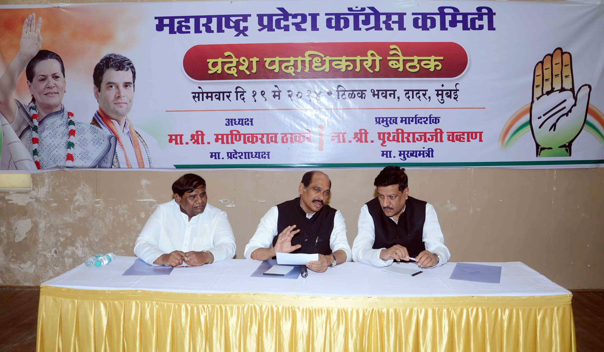 Chief Minister Prithviraj Chavan & MPCC President Manikrao Thakare during Maharashtra State Congress Committee office-Bearers Meeting at Tilak Bhavan Dadar.