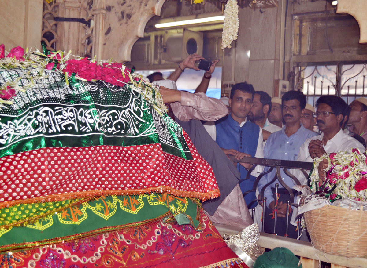 Shivsena MP.Arvind Sawant to Seek Blessings from Hajrat Abdul Rehman Shah Baba (R.A.) Dargah at Dongri.