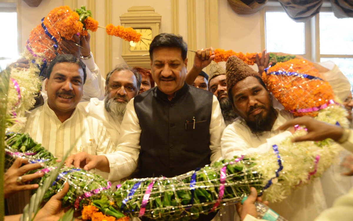 Muslim Minority Felicitated Chief Minister Prithviraj Chavan at Sahyadri Guest House.