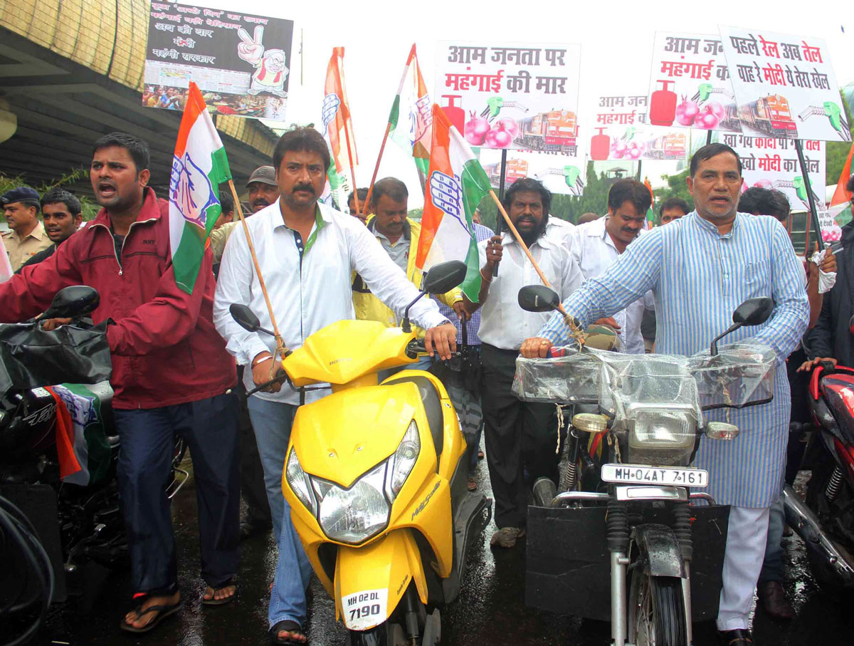 Kalina Assembly MLA Kripashankar Singh with Team to Protest Against Petrol & LPG Price Hike at Santacruz Vile Parle.