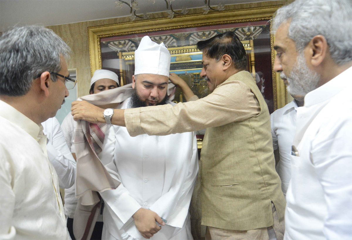 Chief Minister Prithviraj Chavan During 11th Annual Urs Of Shaheed-E-Raahe-E-Madinah Sayed Anwaar Ashraf Urf Musanna Miyan at Chhota Sonapur M.S.Ali Road,Do Tanki.