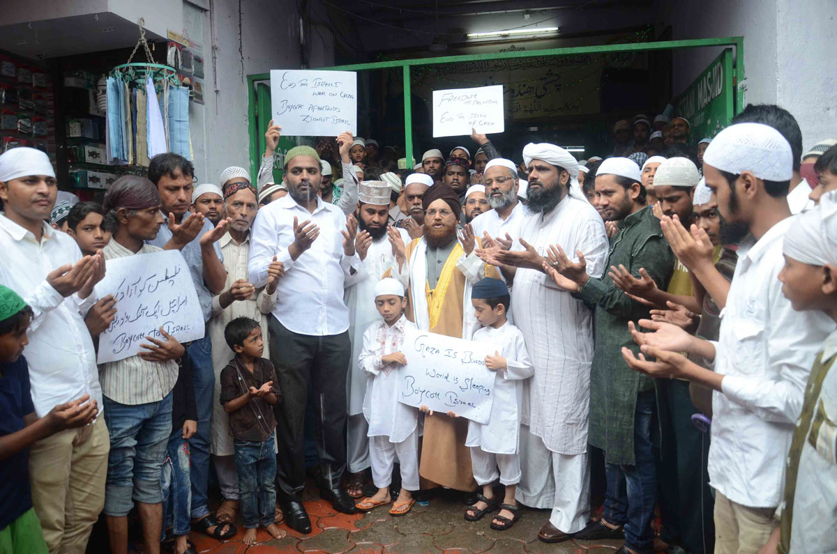 Protest Against Inhuman Killing's  People Of Palestine And Gaza By Israel Peaceful Ijtemai Dua (Congregational Prayer) And At Chishti Hindustani Masjid Byculla.