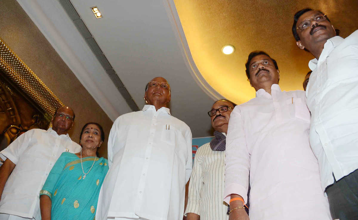 The Unveiling Ceremony of the "Wax Model" of Hon'ble Sharad Pawarji & Asha Bhosaleji at MCA Lounge in Wankhede Stadium.