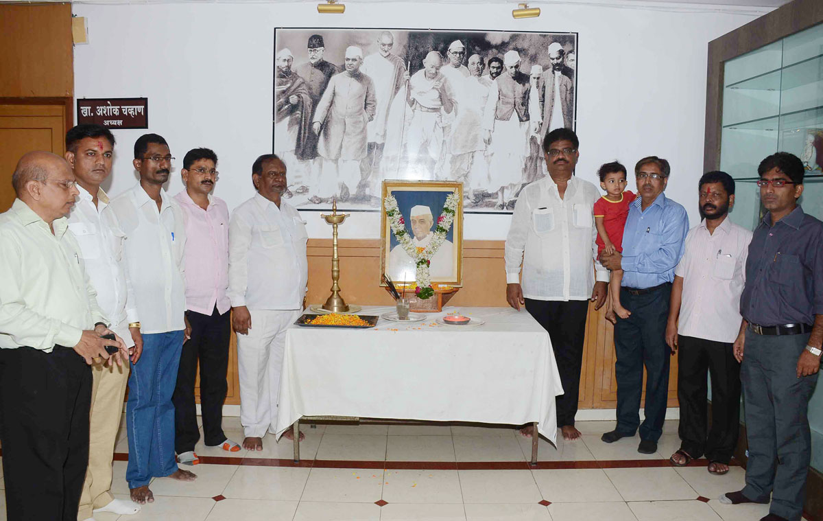 Maharashtra State Congress Leader's Paying Tribute to Late.Prime Minister Of India Pandit Jawaharlal Nehru on His Death Anniversary at Tilak Bhavan Dadar.