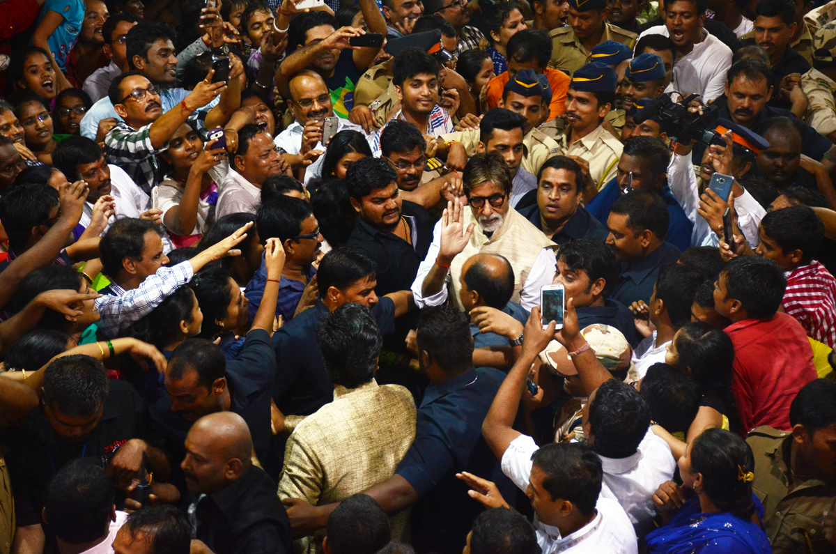 Super Star Amitabh Bachchan & Ashwarya Rai Bachchan For "Lal Baugh Raja" Ganpati Darshan.