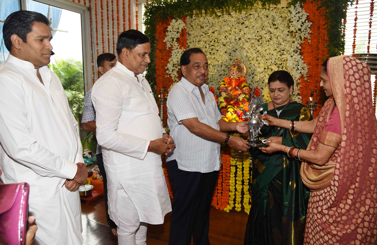 Ex Chief Minister Narayanrao Rane for Ganpati Bappa Darshan at Ex. Mumbai Congress President Kripashankar Singh Residence.