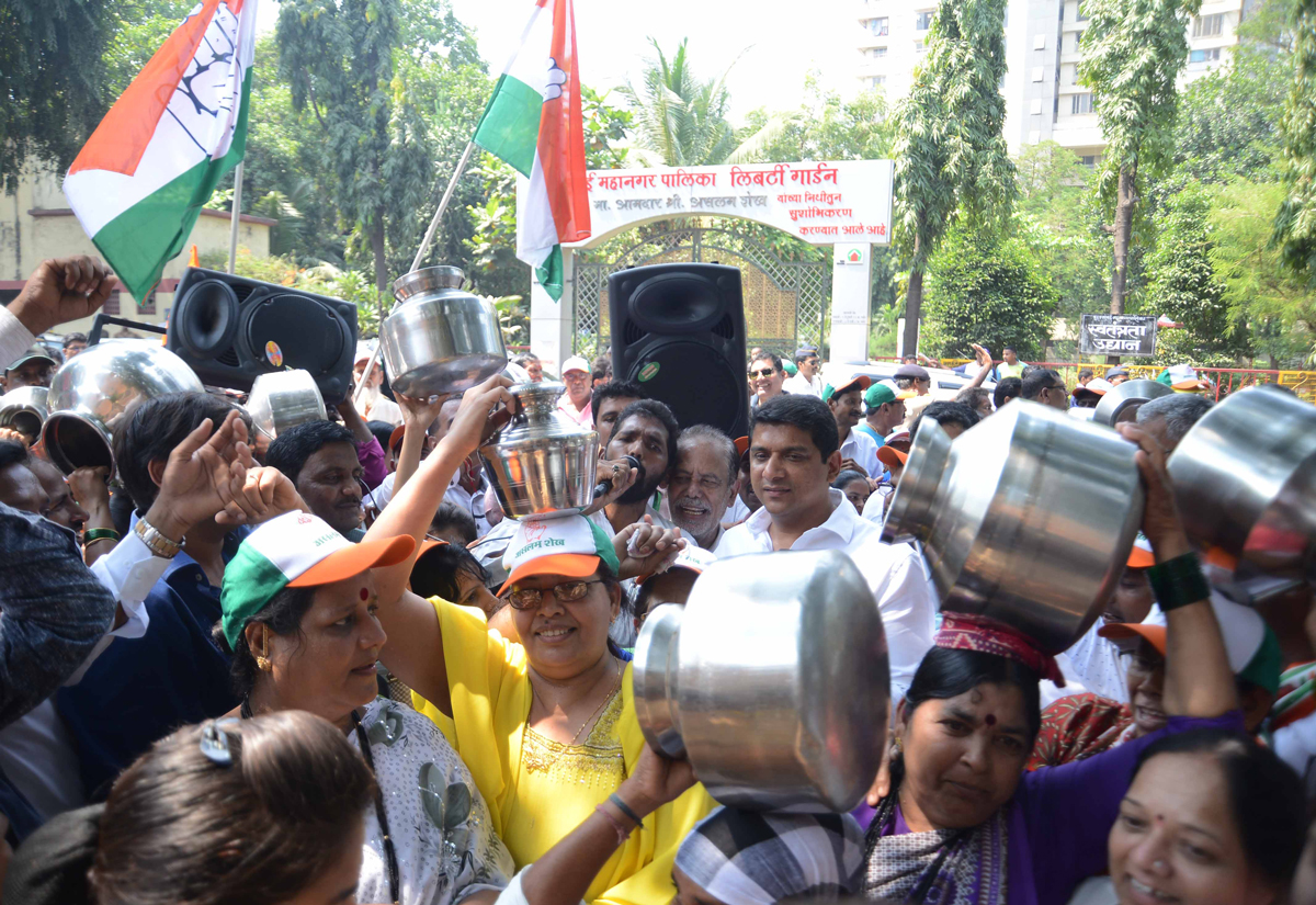 MLA Ashlam Shaikh & Local Congress Party Worker's "Handa Morcha" at P North Municipal Ward Office Malad.